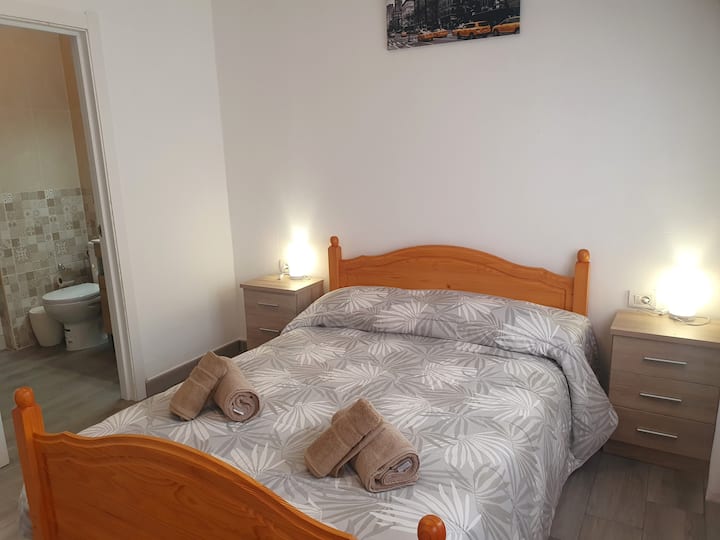 غرفة نوم رئيسية بحمام داخلي