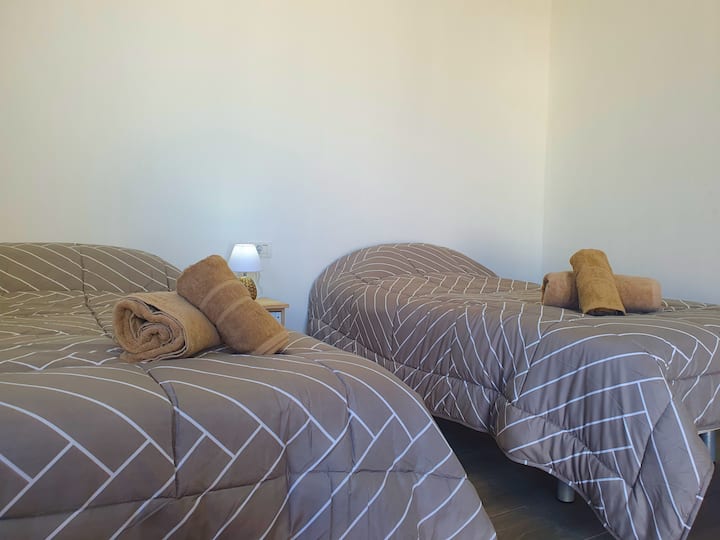 غرفة نوم في الطابق العلوي