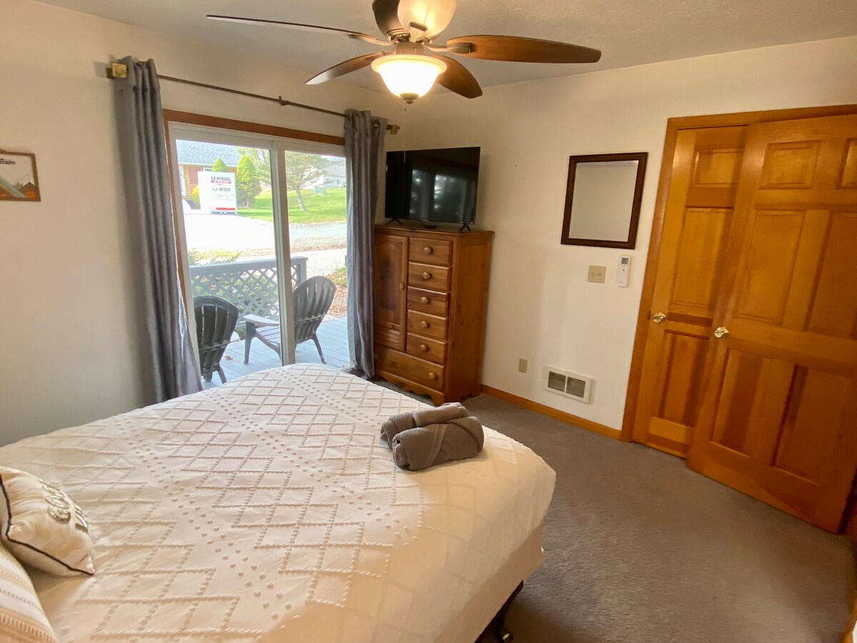 Retiro en el dormitorio: espacio luminoso con vistas, decoración elegante y fácil acceso a asientos al aire libre.
