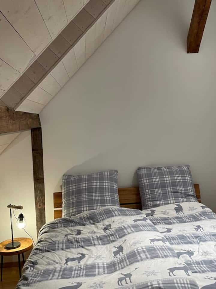 extra sleeping area (double bed)