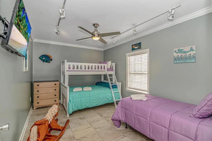 Dhoma e gjumit e vizitorëve e përkryer për fëmijët me krevat dopio/krevat dopio, ventilator tavani dhe Smart Roku TV!