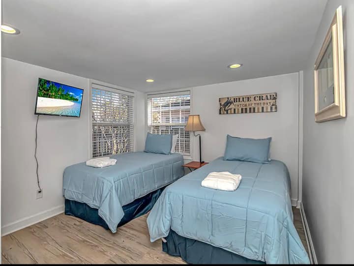 Dhomë gjumi për vizitorë me 2 krevate tek, Smart Roku TV dhe dollap!