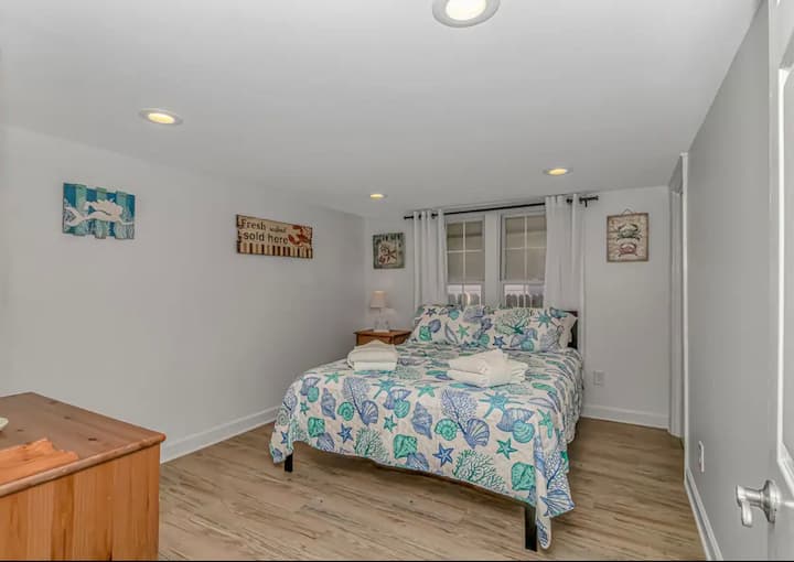 Dhomë gjumi për vizitorët me krevat dopio "Queen", televizor Smart Roku dhe dollap me rrota!