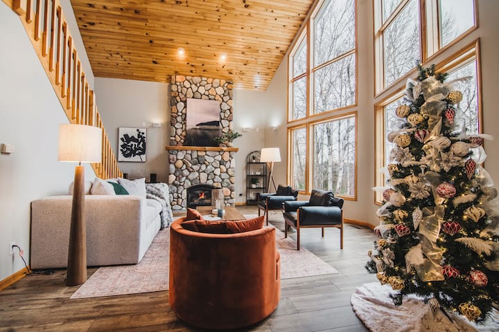 FallWater - 5BR Lakehouse, WtrFrnt, Ht Tub, F/pit