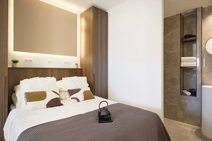 Საძინებელი ლამაზად არის განლაგებული თავისი ორი ჩაშენებული კარადითა და საწოლის თავით, რომელიც ნიგვზის ხეზეა