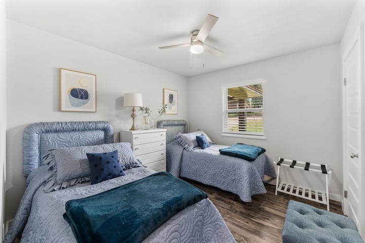 La seconda camera da letto è un rifugio accogliente con letti matrimoniali, perfetto per una notte di sonno confortevole e riposante.
I letti matrimoniali offrono flessibilità agli ospiti, rendendolo uno spazio ideale per amici o familiari.