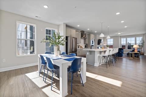 Sunset Grove - Sleeps 13 | 7BR w Rooftop & Garage!