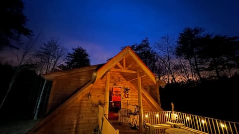 Cozy cabin w/waterfall, acreage & Mountain Views!