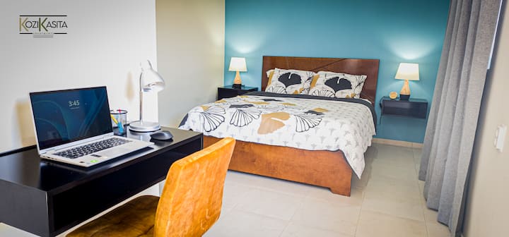 Стилска спална соба со простор за работа. 