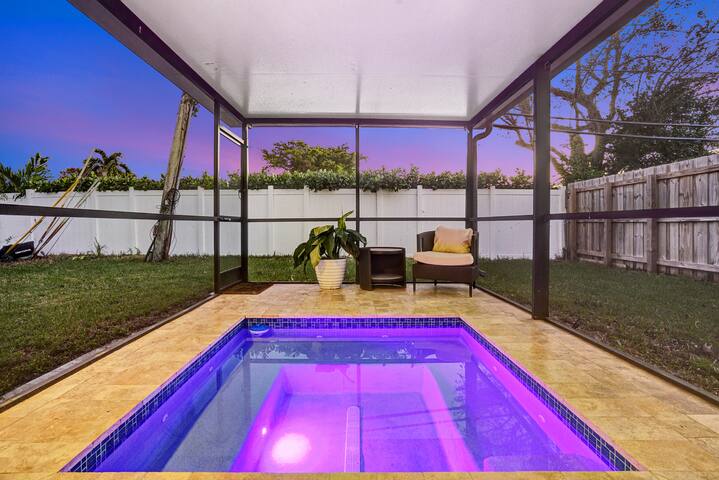 Beach|HeatedPool|Hottub|FreeParking gallery image 4