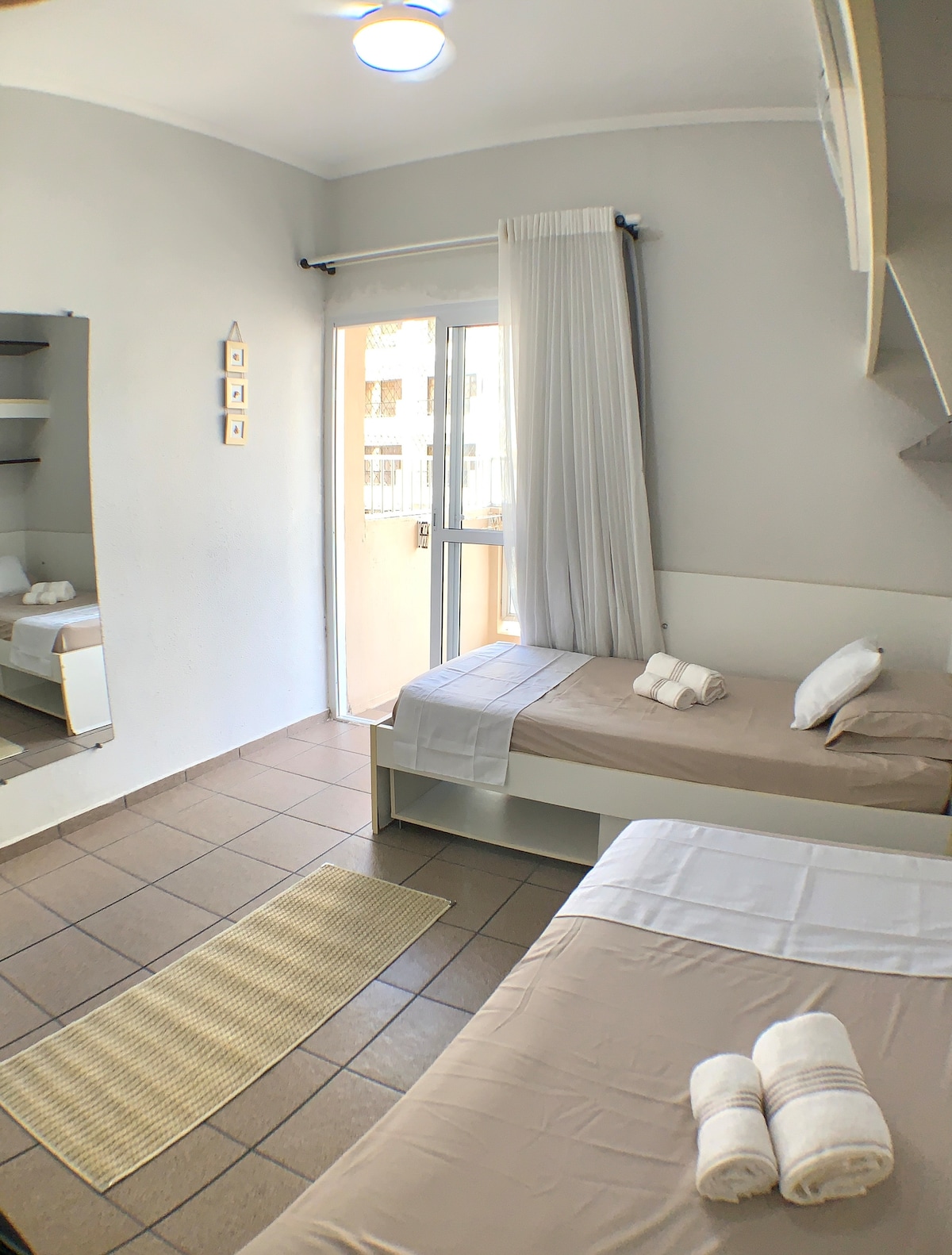 Спалня  с легло тип сандвич 