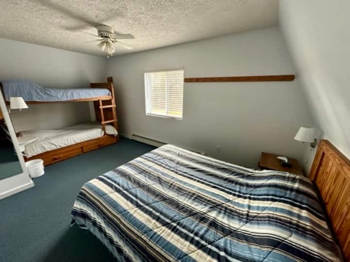 Habitación 2

Relájate en este espacioso dormitorio con una cama tamaño queen y literas individuales. 

Disfruta de luz natural, ropa de cama cómoda y un refugio tranquilo después de un día de aventura
