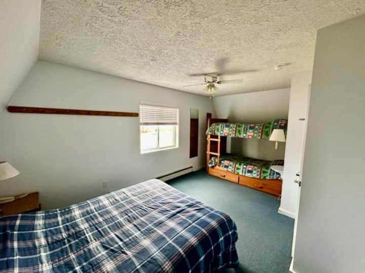 Habitación 3

Relájate en este espacioso dormitorio con una cama tamaño queen y literas individuales. 

Disfruta de luz natural, ropa de cama cómoda y un refugio tranquilo después de un día de aventura
