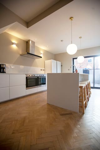 Phoebe gallery image 2