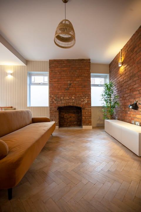Successful Airbnb property: Phoebe in Moss Side
