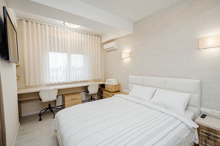 Chumba cha kulala /kitanda cha ukubwa wa malkia/meza ya kufanyia kazi/ televisheni