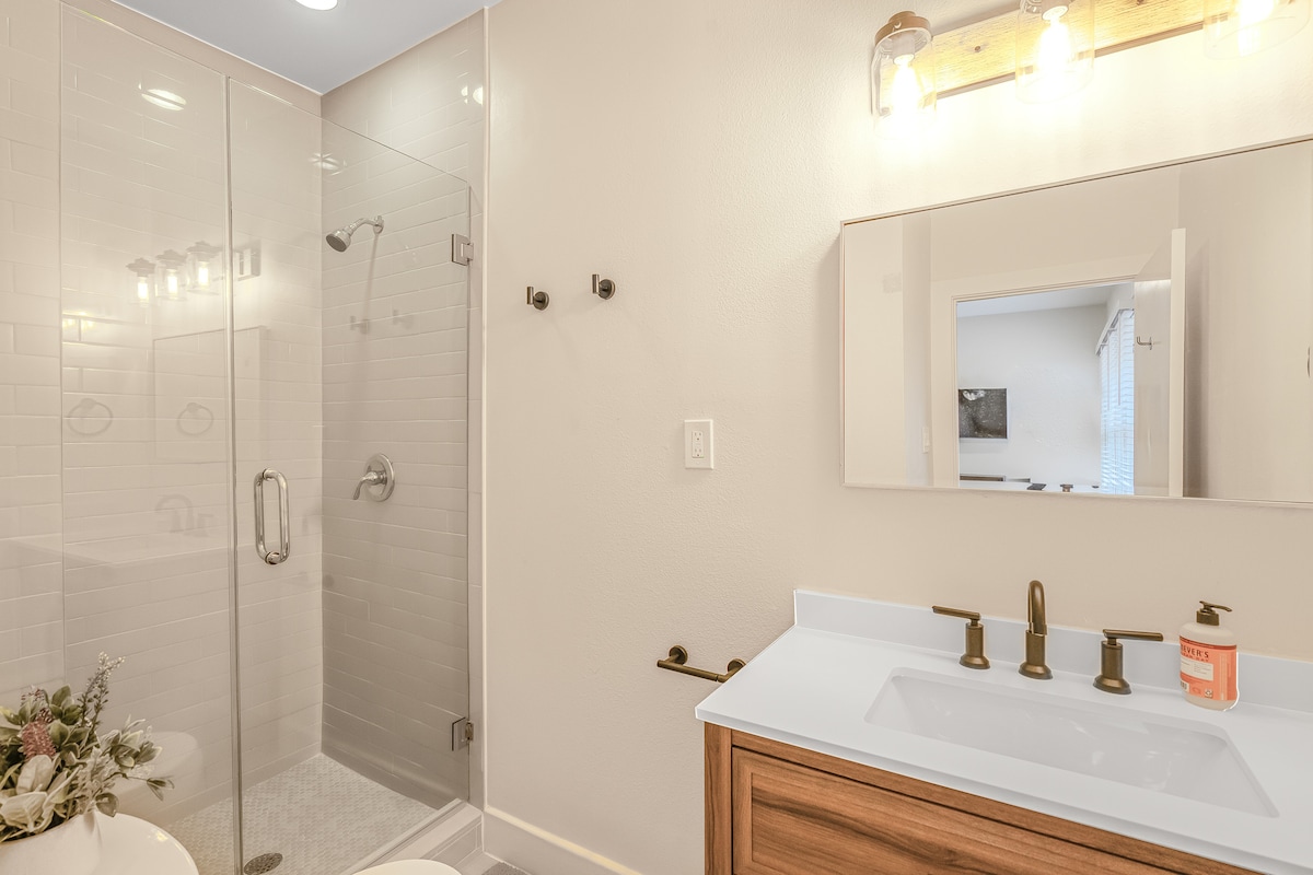 Historic Bungalow | Private Mini Golf | Near UT-DT