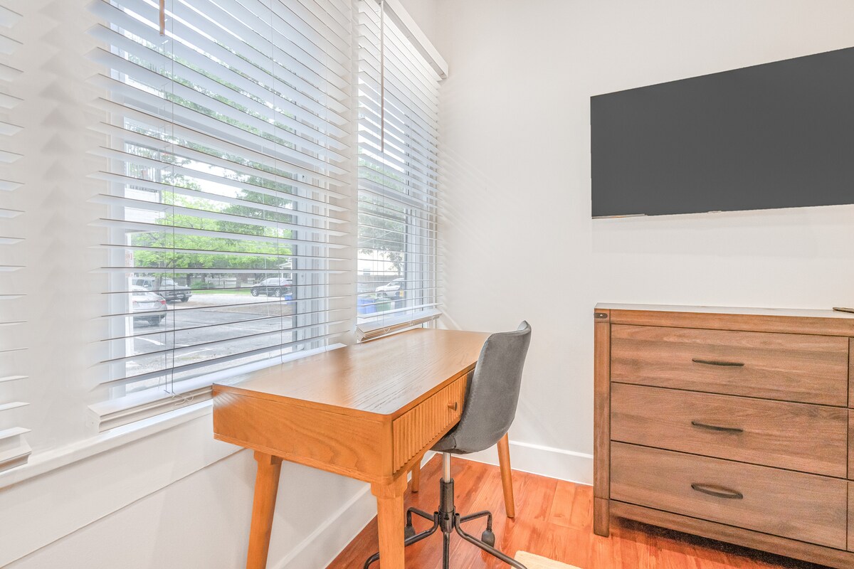 Historic Bungalow | Private Mini Golf | Near UT-DT