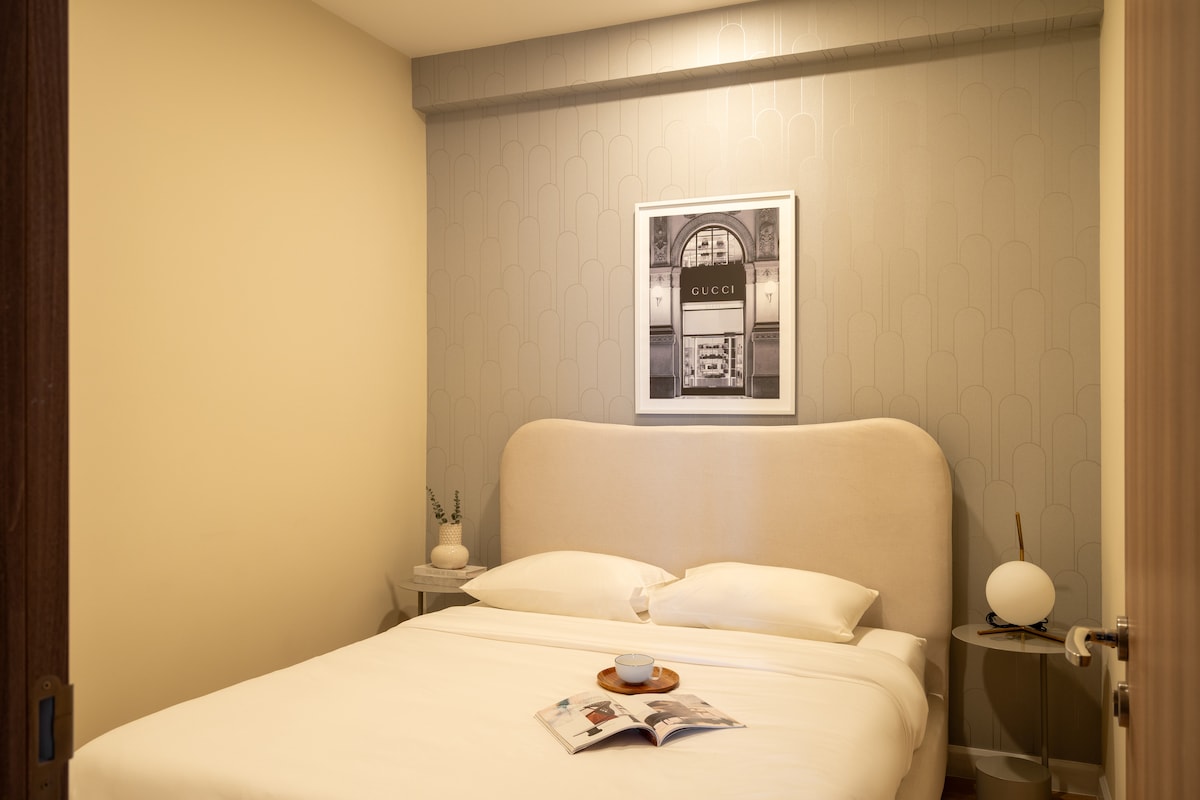 Dormitorio cómodo con colchón grueso de espuma viscoelástica, almohadas de micro gel lujosas y sábanas de calidad hotelera. Perfecto para un buen sueño nocturno de sueño
