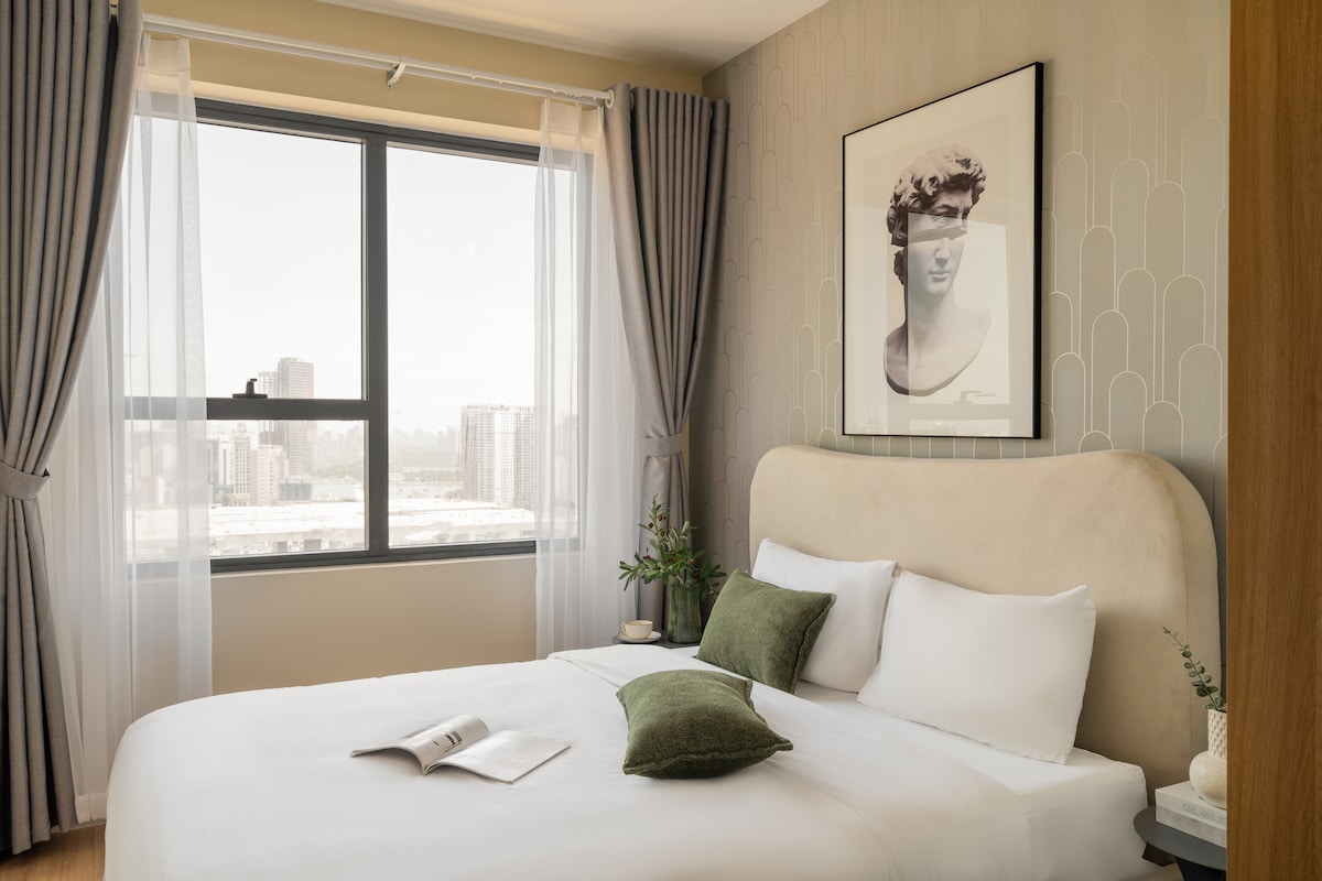 Dormitorio cómodo con colchón grueso de espuma viscoelástica, almohadas de micro gel lujosas y sábanas de calidad hotelera. Perfecto para un buen sueño nocturno de sueño
