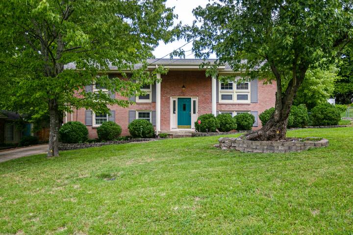 GREAT FOE LARGE GROUPS SLEEPS 12 Close to DOWNTOWN gallery image 5