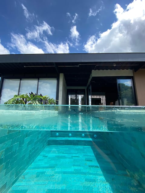 Luxury house, pool, jacuzzi.
