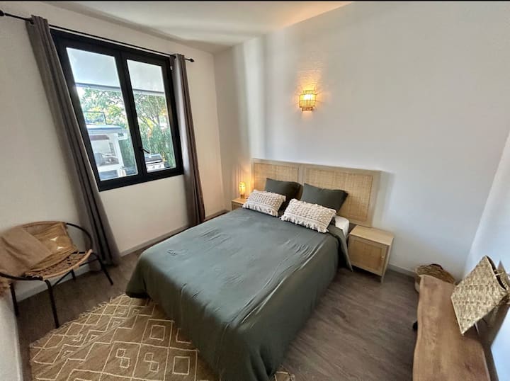 Profitez d’une chambre cosy à la déco naturelle, avec un lit double confortable, des touches artisanales et un bel apport de lumière naturelle. Parfait pour se reposer après une journée de découvertes.