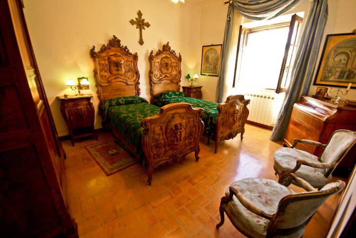 საძინებელი ერთადგილიანი საწოლებით, კონდიციონერით, სავარძლებით, კომოდით, კარადით.