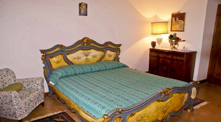 საძინებელი საწოლით, ბუხარი საძინებელში, კონდიციონერი, კომოდი, კარადა, განათება და სავარძელი