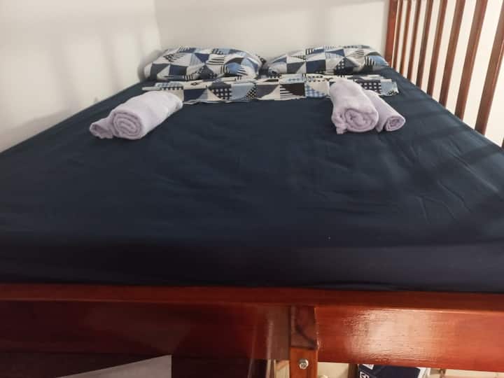 קיטנט נעים ונוח, חלל משולב במלואו. מיטה זוגית מושעית המספקת יותר מרחב ונוחות בחדר