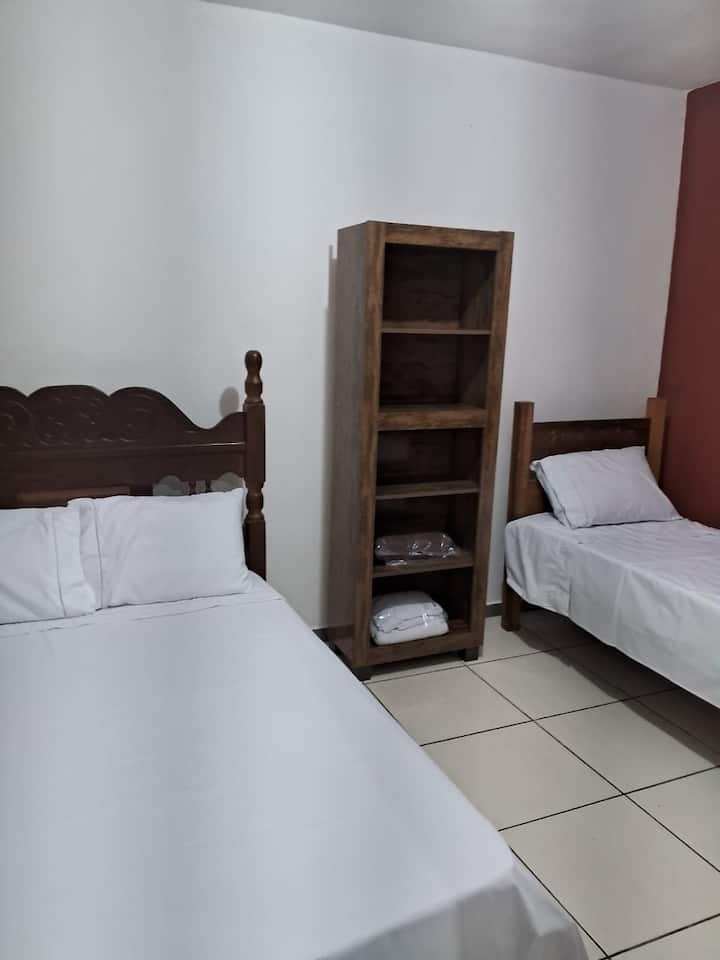 ห้องนอนเตียงคู่และเตียงเดี่ยว