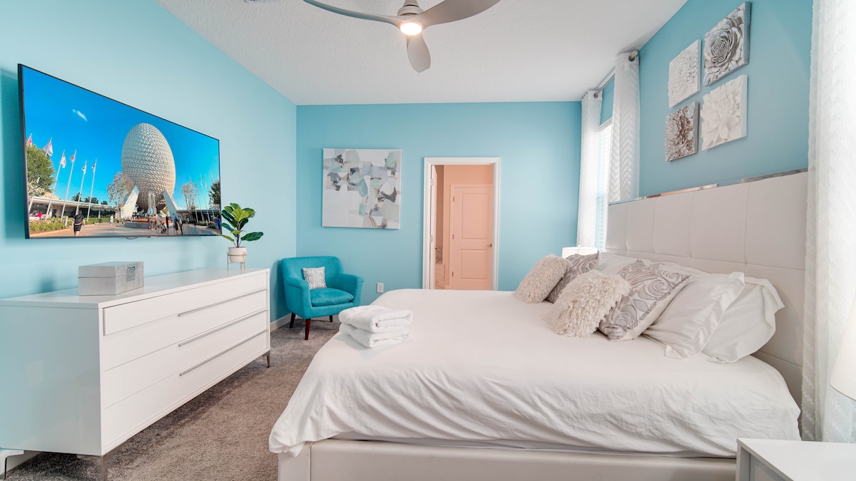 Опуштете се во симфонија на стил и релаксација – нашата елегантна спална соба е вашето лично засолниште.