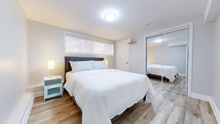 第5间卧室，地下室配有标准双人床