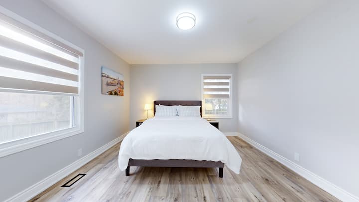 主楼层的第三间卧室配有标准双人床