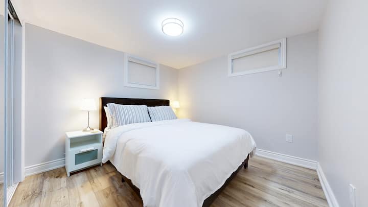 第6间卧室，地下室内有标准双人床