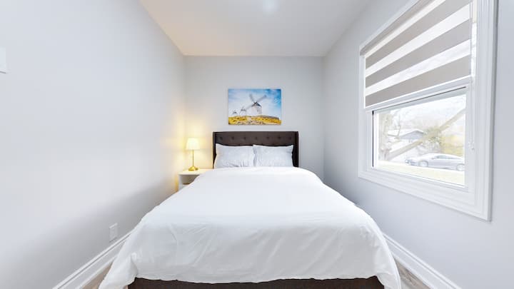 主楼层的第二间卧室配有双人床