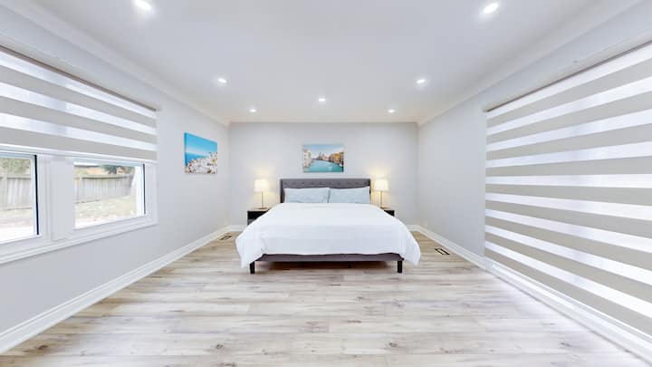 主卧配备加大双人床。 这间客房可通过滑动门直接进入庭院和游泳池