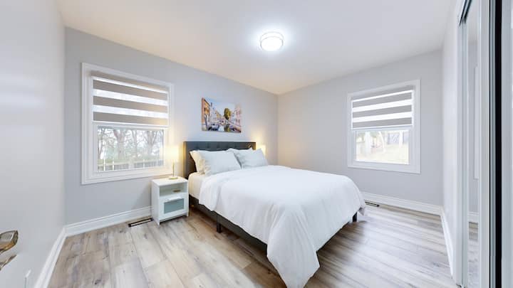 主楼层的第4间卧室配有标准双人床