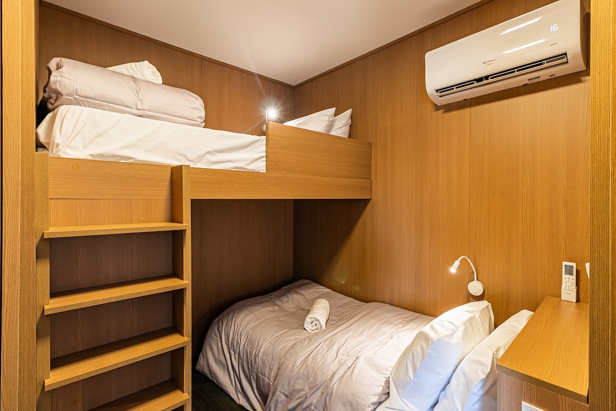 Tweede eenpersoonskamer met airco en 2-deurs kledingkast.