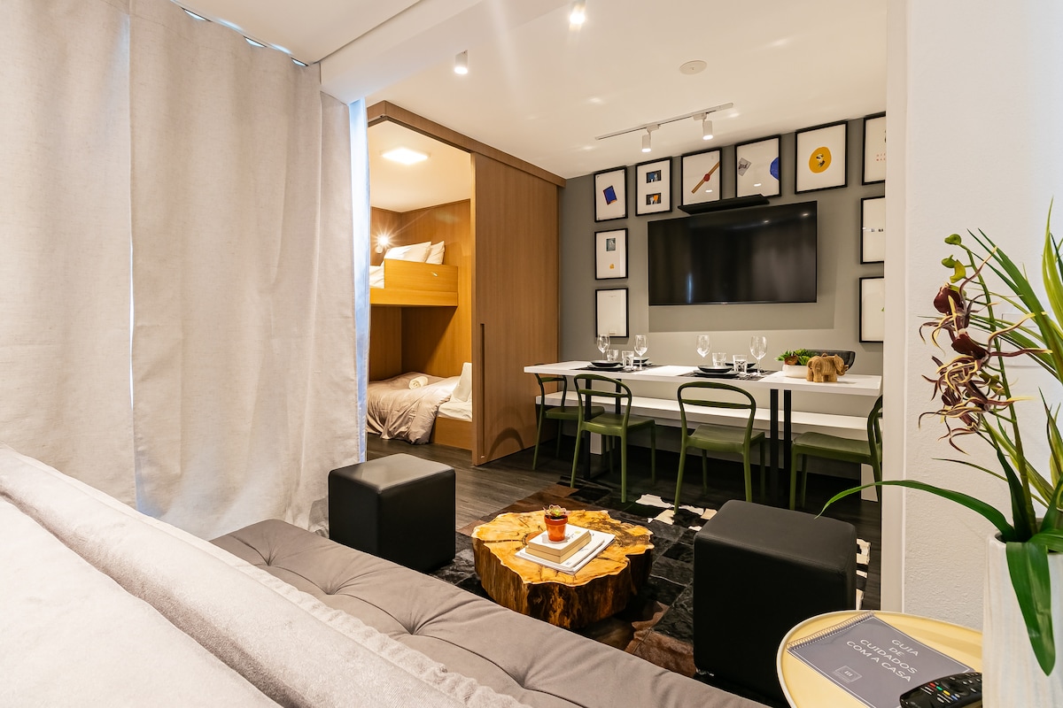 Smaakvol ingericht in een moderne stijl.  Goede verlichting. Super comfortabele bank en stoelen.