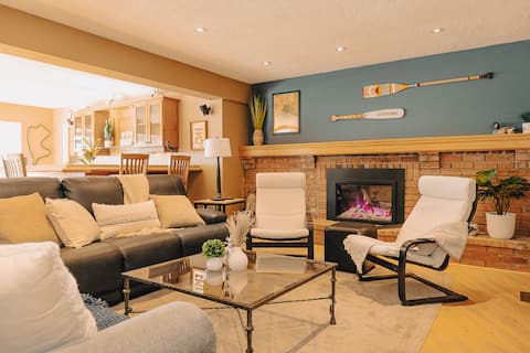 Top performing Airbnb: Sunset Shores Lakehouse- Hot Tub, Wet Bar & Games in Georgina