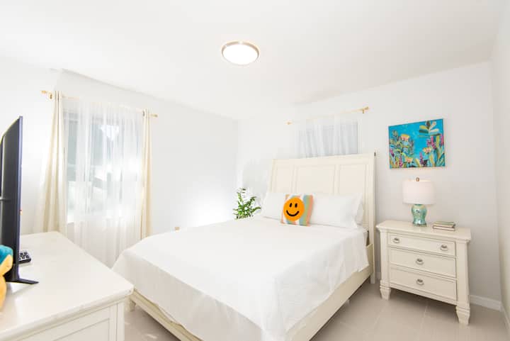 เตียงควีนไซส์ทีวีจอแบนพร้อมสตรีมมิ่ง Wi-Fi