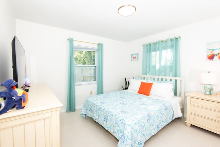 เตียงควีนไซส์วิบโดว์ที่หันหน้าไปทางทิศตะวันออกและทิศใต้