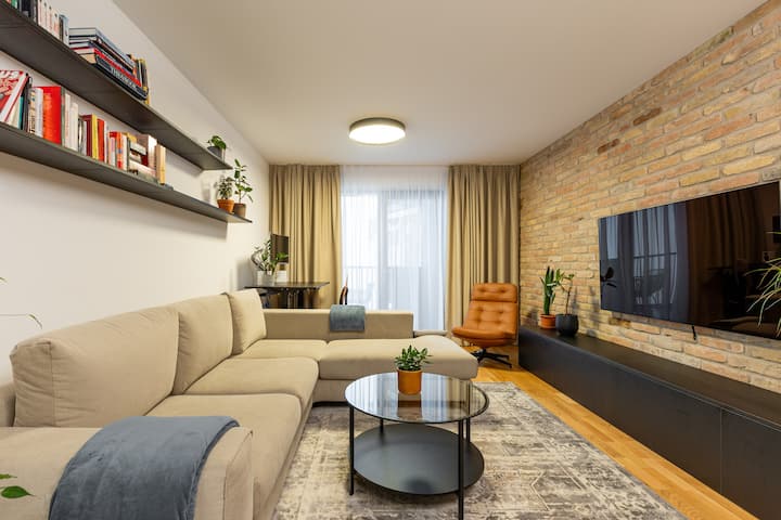 Cozy Apartment W/ Workspace & Balcony - Bratislava