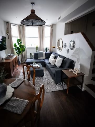 The Dugout – (2bd/2ba + Free Parking!)