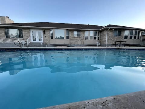 6000 sqft w/Private pool & 2 Lrg Kitchen