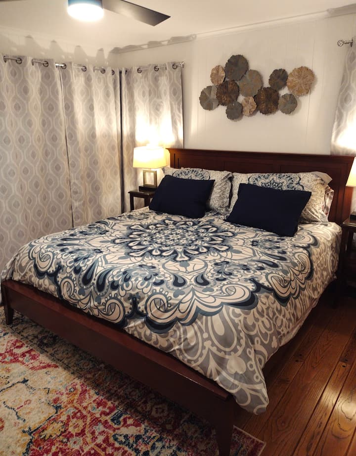 Ovaj je krevet toliko udoban da smo ga morali ponovno pokazati.
Stropni ventilator koji će vas grijati zimi i rashladiti ljeti.
