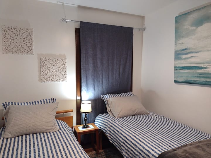 Manja spavaća soba s bračnim krevetima jedan pored drugog za dva gosta.
Može se postaviti i kao jedan krevet za jednu osobu kako bi odgovarao vašim potrebama.
Imajte na umu da u spavaćim sobama nema televizora.