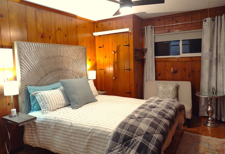 Šarmantna druga spavaća soba 
s vrlo plišanim bračnim krevetom.
Dva jastuka (čvrsta ili mekana) i teška ili lagana navlaka za vašu udobnost.
Obožavam sjedalo sa svjetiljkom za čitanje i kutnim ormarom.
Imajte na umu da u spavaćim sobama nema televizora.