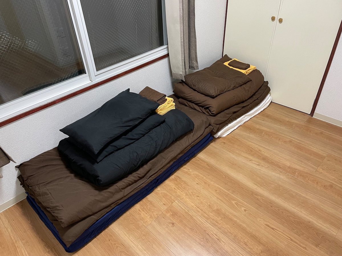 [Habitación]
1 juego de futón individual
1 juego de futón doble (2 almohadas)